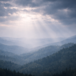Raios de luz atravessando nuvens escuras sobre um vale